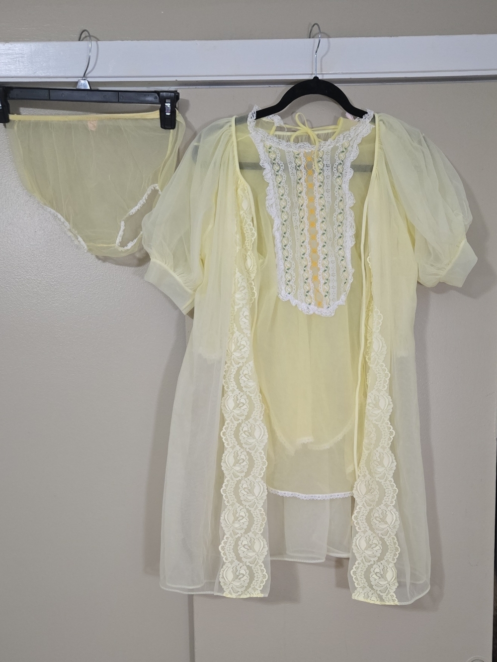Vintage 60s/70s Deena Baby Doll Sheer Pale Yellow Lace 3 Piece Set Size Small